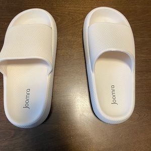 Amazons Joomra pillow slippers in beige color and size 7